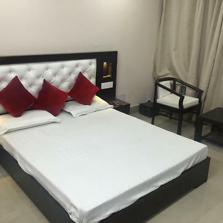 Metro Lodge Hyderabad Eksteriør billede